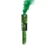 Fumigène à main vert en pleine activation, libérant une fumée dense et colorée dans un environnement extérieur.