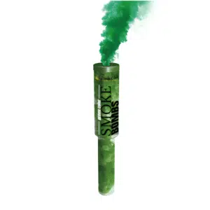 Fumigène à main vert en pleine activation, libérant une fumée dense et colorée dans un environnement extérieur.