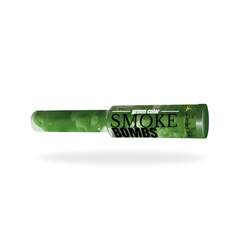 Fumigène à main vert en pleine activation, libérant une fumée dense et colorée dans un environnement extérieur.