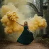 Fumigène à main jaune longue durée, activation à goupille, diffusant une fumée dense pendant 100 secondes. Idéal pour mariages, événements sportifs et effets spéciaux.