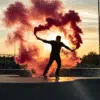 Fumigène à main rouge, activation à goupille, fumée dense pendant 60 secondes. Idéal pour mariages, événements sportifs et effets spéciaux.