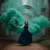 Fumigène à main vert longue durée, activation à goupille, diffusant une fumée dense pendant 100 secondes. Idéal pour mariages, événements sportifs et effets spéciaux.