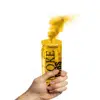 Fumigène à main jaune en activation, libérant une fumée dense et vibrante dans un espace extérieur.