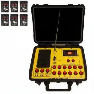 système de tir pyrotechnique 24 canaux Zenda Club dans une mallette rigide – panneau de commande jaune avec antenne, écran digital et boutons rouges pour le déclenchement à distance des effets spéciaux.