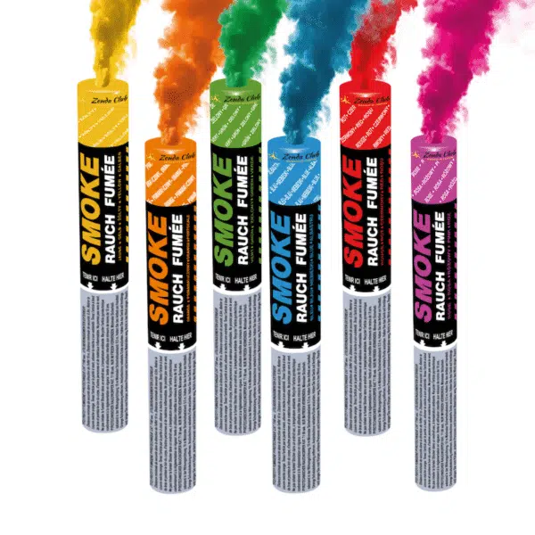 Six fumigènes à main de différentes couleurs (rouge, vert, bleu, blanc, orange et jaune) produisant une fumée dense pendant 90 secondes.