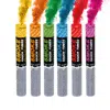 Six fumigènes à main de différentes couleurs (rouge, vert, bleu, blanc, orange et jaune) produisant une fumée dense pendant 90 secondes.