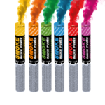 Six fumigènes à main de différentes couleurs (rouge, vert, bleu, blanc, orange et jaune) produisant une fumée dense pendant 90 secondes.