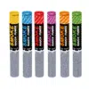 Six fumigènes à main de différentes couleurs (rouge, vert, bleu, blanc, orange et jaune) produisant une fumée dense pendant 90 secondes.
