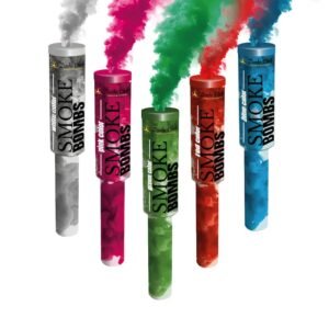 Cinq fumigènes de différentes couleurs émettant de la fumée dense.