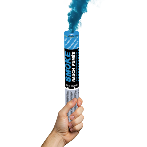 Fumigène à main bleu en activation, libérant une fumée dense et colorée dans un espace extérieur.