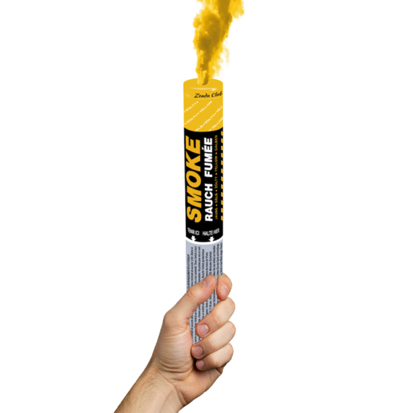 Fumigène à main jaune en activation, libérant une fumée dense et vibrante dans un espace extérieur.