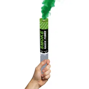 Fumigène à main vert dégageant une fumée intense pendant 120 secondes.