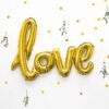 Ballon lettre en mylar doré "Love" - Décoration festive pour mariages et anniversaires.
