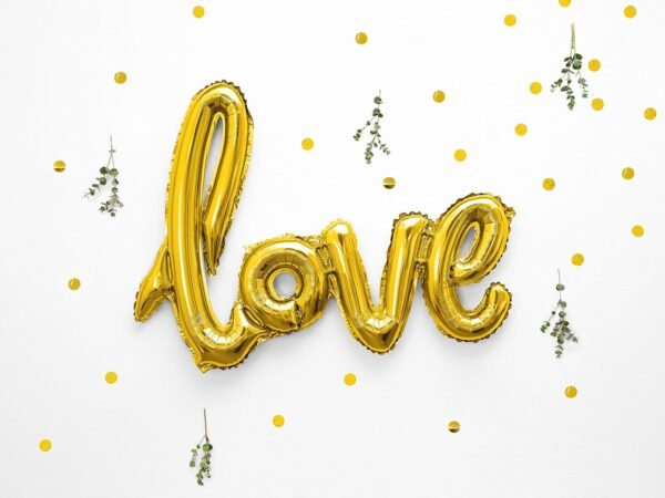 Ballon lettre en mylar doré "Love" - Décoration festive pour mariages et anniversaires.