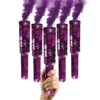Fumigène à main violet en activation, libérant une fumée dense et colorée dans un espace extérieur.