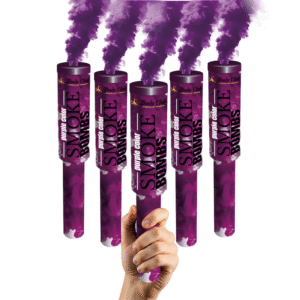 Fumigène à main violet en activation, libérant une fumée dense et colorée dans un espace extérieur.