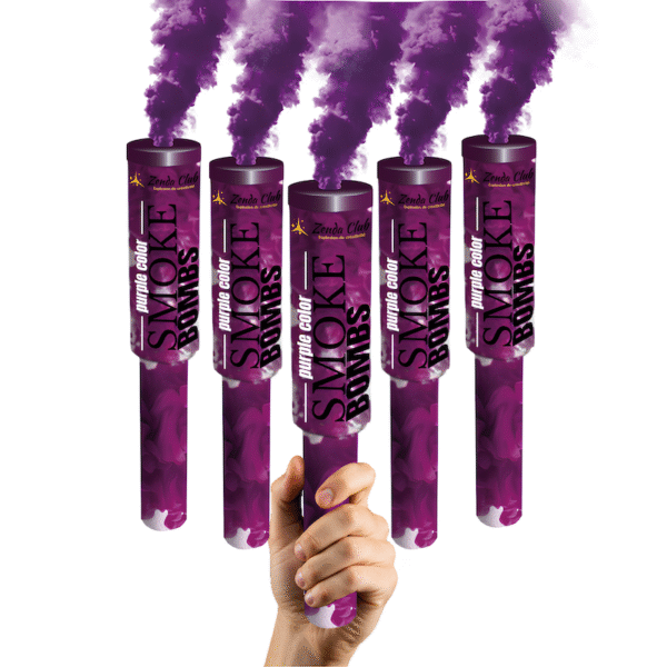 Fumigène à main violet en activation, libérant une fumée dense et colorée dans un espace extérieur.