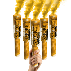 Fumigène à main jaune en activation, libérant une fumée dense et vibrante dans un espace extérieur.