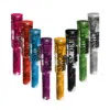 Lot de 8 fumigènes à main multicolores en activation, diffusant une fumée dense et vibrante en extérieur.