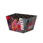 Feu d’artifice The First 49 tirs allumé, effets multicolores dans le ciel nocturne