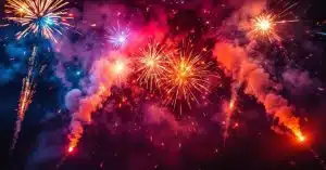 Mortier 8 coups en action la nuit avec des éclats pyrotechniques rouges, oranges et violets sur fond sombre