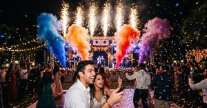 Déclencheur sans fil jets de scène activé lors d'un spectacle nocturne avec gerbes d'étincelles colorées