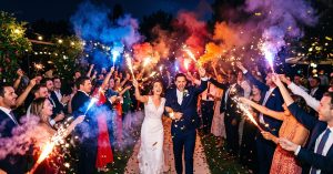 Feux de Bengale colorés illuminant la nuit avec des étincelles rouges, oranges et violettes lors d'une fête