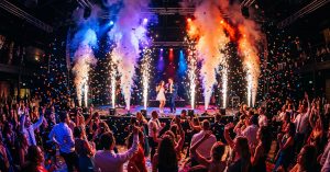 Jet de scène intérieur et extérieur : effets pyrotechniques colorés lors d'un événement festif nocturne