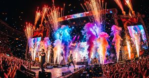 Jets de scène synchronisés avec la musique lors d'un spectacle nocturne aux effets pyrotechniques colorés