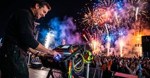 Table de tir pyrotechnique professionnelle lors d'un spectacle nocturne avec effets de lumière colorés