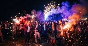 Torche stroboscopique projetant des éclairs lumineux colorés lors d'une soirée festive nocturne